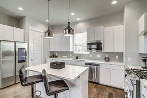 Close to Restaurants: Houston Haven w/ Balcony!