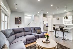 Close to Restaurants: Houston Haven w/ Balcony!