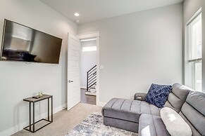 Close to Restaurants: Houston Haven w/ Balcony!