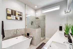 Close to Restaurants: Houston Haven w/ Balcony!