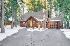 3 Mi to Skiing: Retreat w/ Deck in Tahoe Donner!