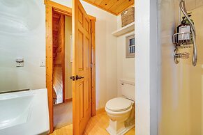 3 Mi to Skiing: Retreat w/ Deck in Tahoe Donner!