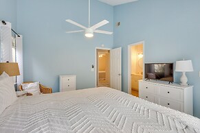 3 Mi to St Simons Beach: Gem w/ Pool Access & Deck