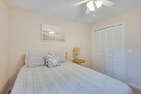 3 Mi to St Simons Beach: Gem w/ Pool Access & Deck