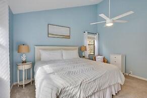 3 Mi to St Simons Beach: Gem w/ Pool Access & Deck