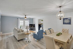 3 Mi to St Simons Beach: Gem w/ Pool Access & Deck