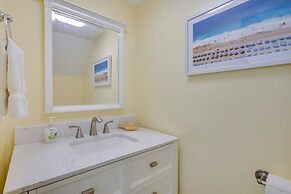 3 Mi to St Simons Beach: Gem w/ Pool Access & Deck