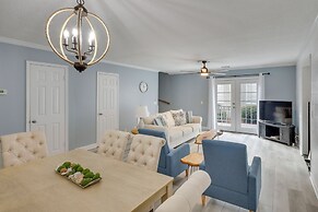 3 Mi to St Simons Beach: Gem w/ Pool Access & Deck