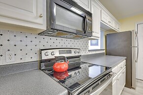 3 Mi to St Simons Beach: Gem w/ Pool Access & Deck