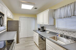 3 Mi to St Simons Beach: Gem w/ Pool Access & Deck