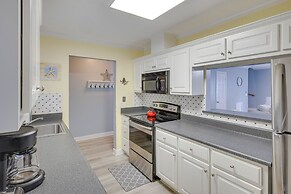 3 Mi to St Simons Beach: Gem w/ Pool Access & Deck