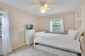 3 Mi to St Simons Beach: Gem w/ Pool Access & Deck