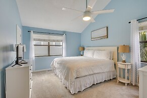 3 Mi to St Simons Beach: Gem w/ Pool Access & Deck