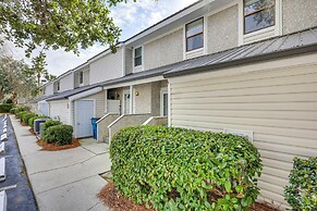 3 Mi to St Simons Beach: Gem w/ Pool Access & Deck