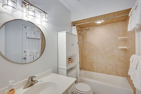 3 Mi to St Simons Beach: Gem w/ Pool Access & Deck