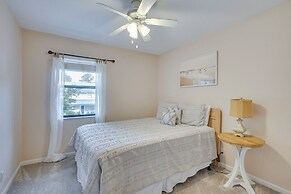 3 Mi to St Simons Beach: Gem w/ Pool Access & Deck