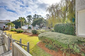 3 Mi to St Simons Beach: Gem w/ Pool Access & Deck