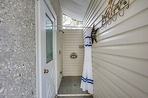 3 Mi to St Simons Beach: Gem w/ Pool Access & Deck