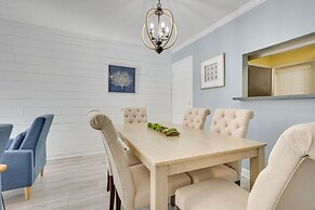 3 Mi to St Simons Beach: Gem w/ Pool Access & Deck