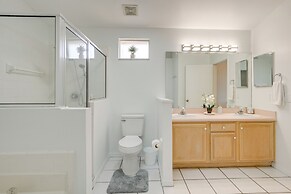 6 Mi to Disney World: Home w/ Large Yard!