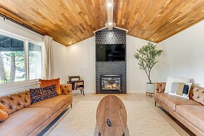 Modern Oregon Cottage w/ Hot Tub: Walk to Beach!