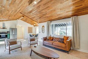 Modern Oregon Cottage w/ Hot Tub: Walk to Beach!