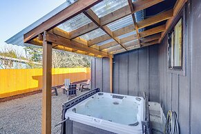 Modern Oregon Cottage w/ Hot Tub: Walk to Beach!