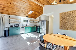 Modern Oregon Cottage w/ Hot Tub: Walk to Beach!