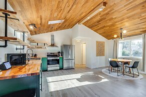 Modern Oregon Cottage w/ Hot Tub: Walk to Beach!