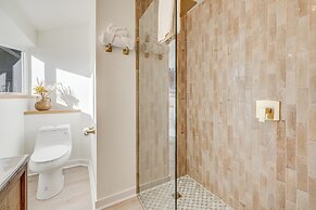 Modern Oregon Cottage w/ Hot Tub: Walk to Beach!