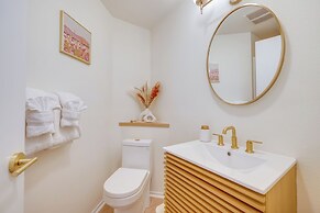 Modern Oregon Cottage w/ Hot Tub: Walk to Beach!