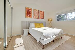 Modern Oregon Cottage w/ Hot Tub: Walk to Beach!