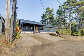 Modern Oregon Cottage w/ Hot Tub: Walk to Beach!