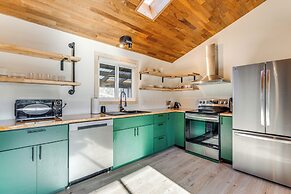 Modern Oregon Cottage w/ Hot Tub: Walk to Beach!