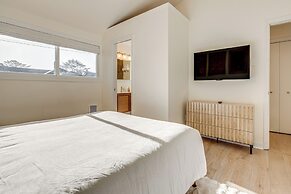 Modern Oregon Cottage w/ Hot Tub: Walk to Beach!