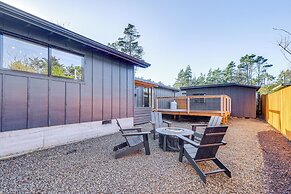 Modern Oregon Cottage w/ Hot Tub: Walk to Beach!