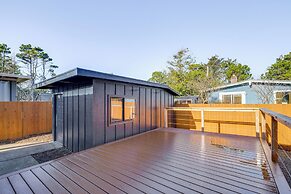 Modern Oregon Cottage w/ Hot Tub: Walk to Beach!