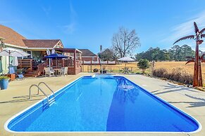 Golf Course Getaway w/ Private Pool in Chatsworth!