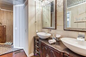 Golf Course Getaway w/ Private Pool in Chatsworth!