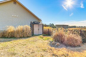 Golf Course Getaway w/ Private Pool in Chatsworth!