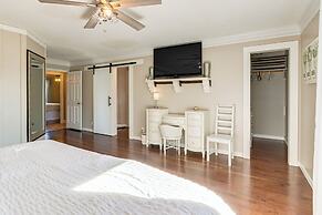 Golf Course Getaway w/ Private Pool in Chatsworth!