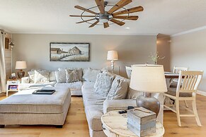 Golf Course Getaway w/ Private Pool in Chatsworth!