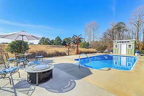 Golf Course Getaway w/ Private Pool in Chatsworth!