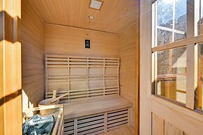 Hot Tub & Sauna: Kannapolis Bungalow