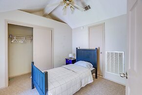 2 Mi to Houston Funplex: Home w/ Private Yard!
