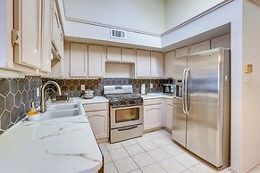 2 Mi to Houston Funplex: Home w/ Private Yard!
