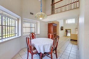 2 Mi to Houston Funplex: Home w/ Private Yard!