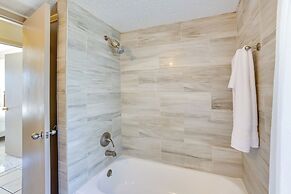 2 Mi to Houston Funplex: Home w/ Private Yard!