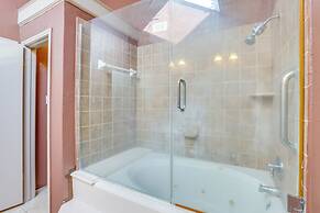 2 Mi to Houston Funplex: Home w/ Private Yard!