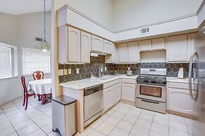 2 Mi to Houston Funplex: Home w/ Private Yard!